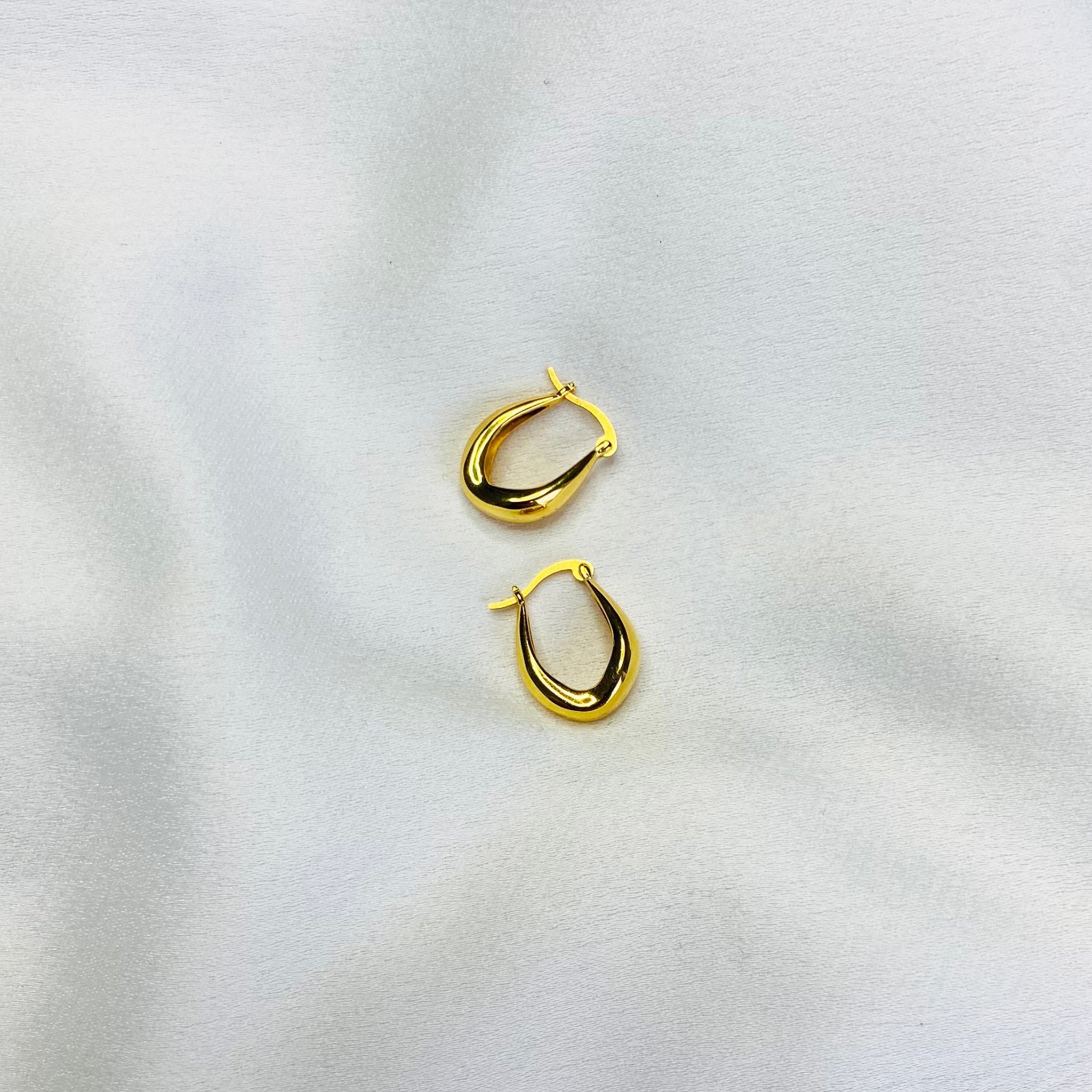 Oval hoop earrings