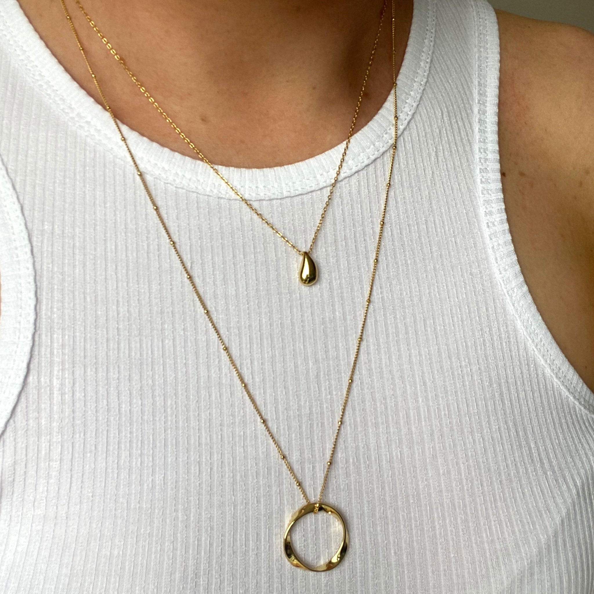 Twisted ring pendant neckace