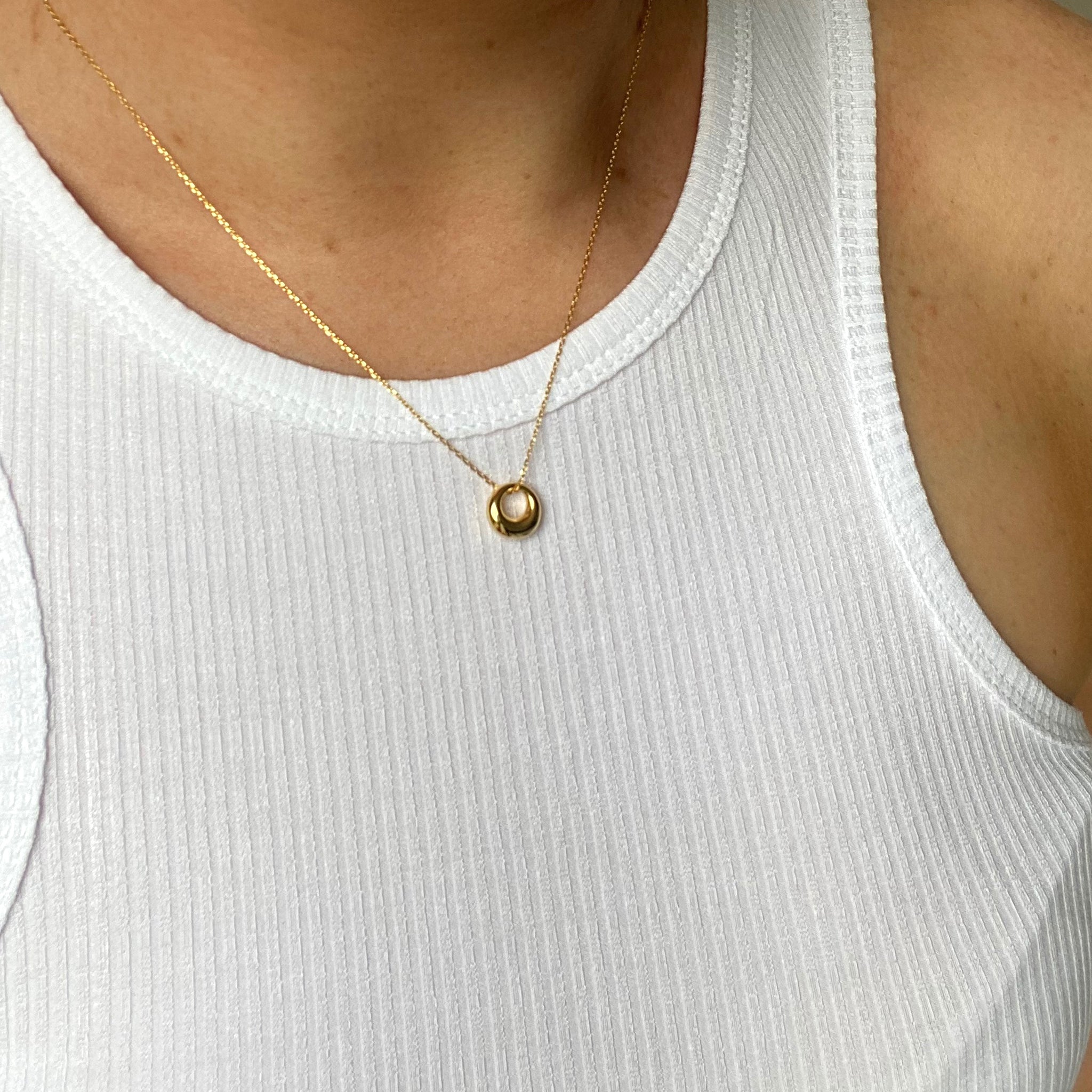 Irregular circle pendant necklace