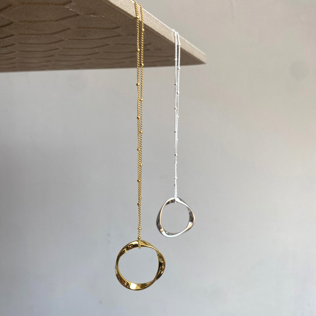 Twisted ring pendant neckace