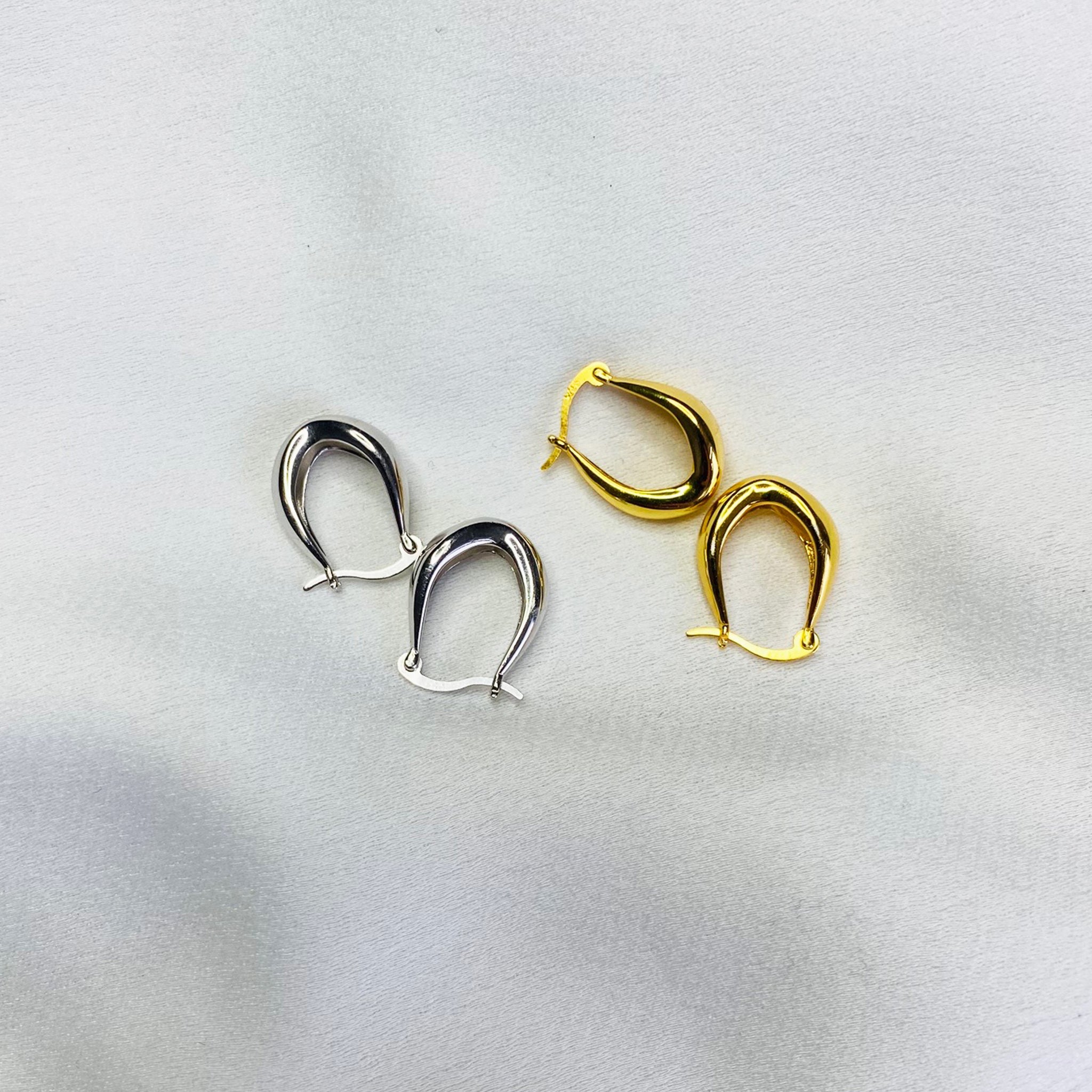 Oval hoop earrings