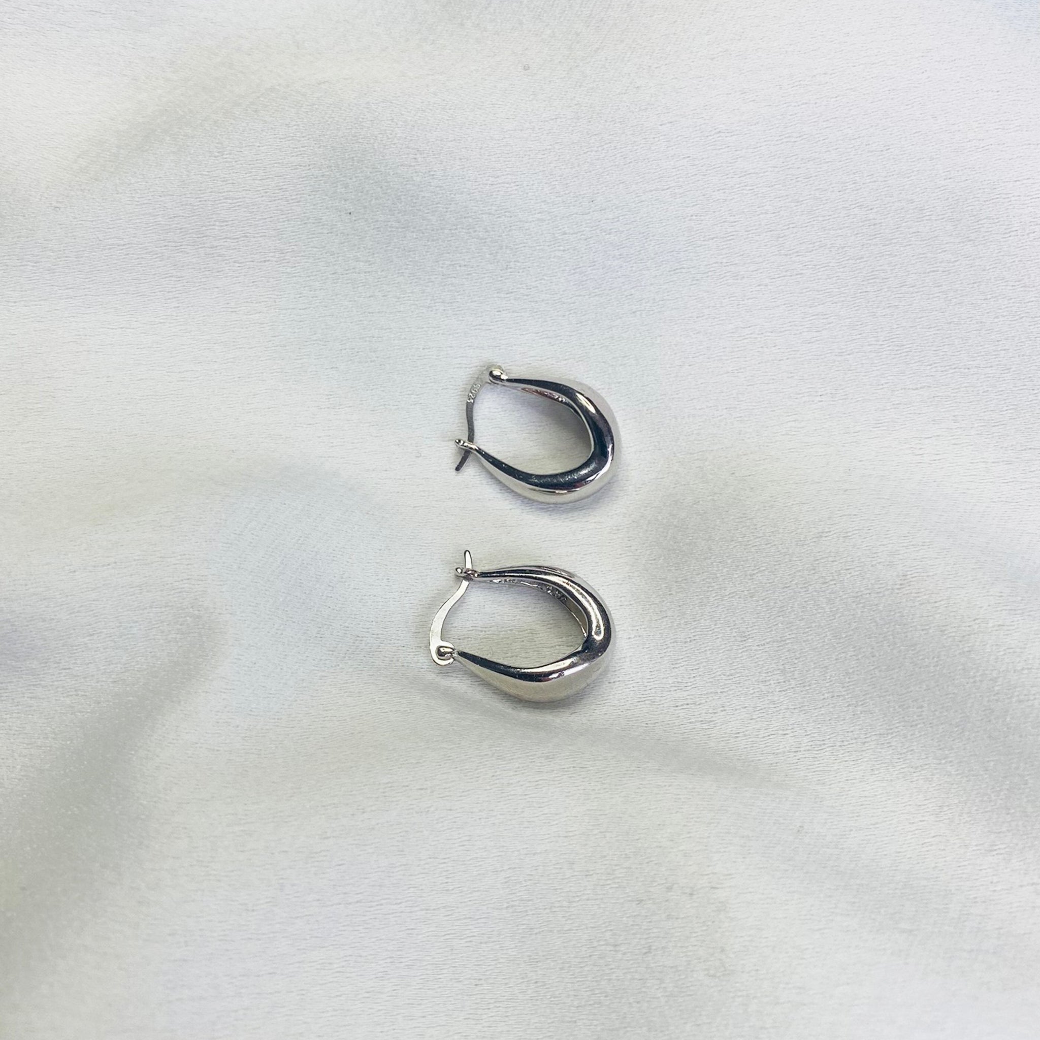 Oval hoop earrings