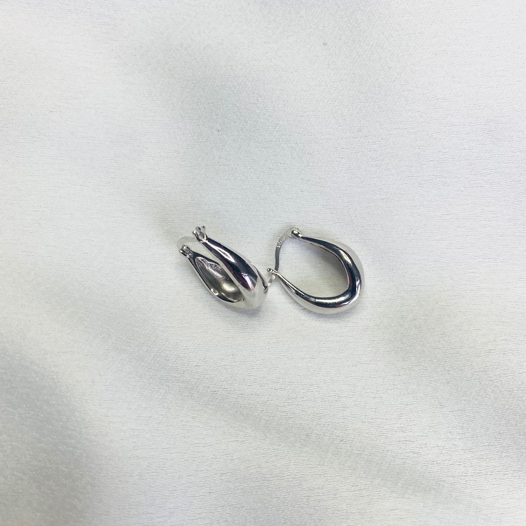 Oval hoop earrings