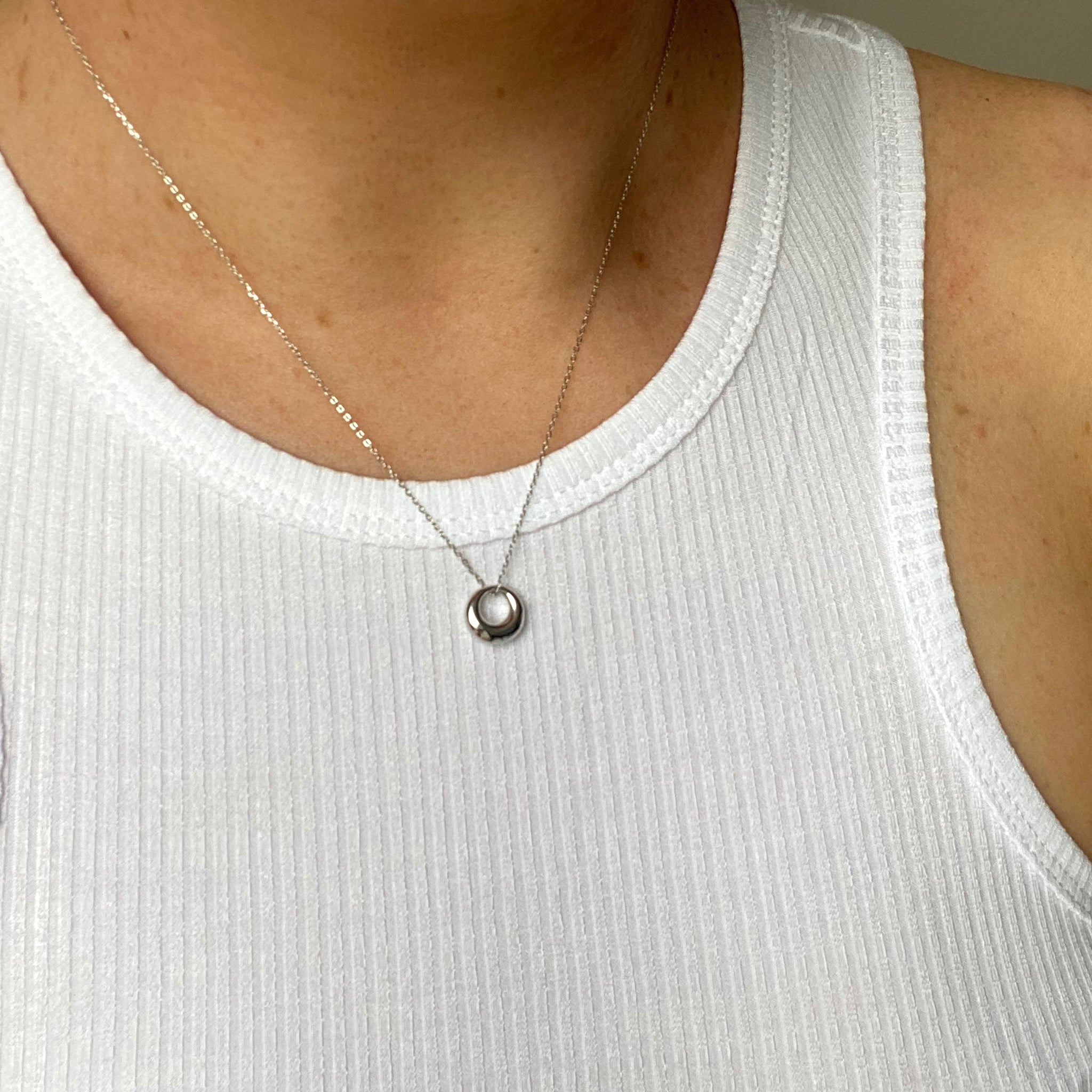Irregular circle pendant necklace