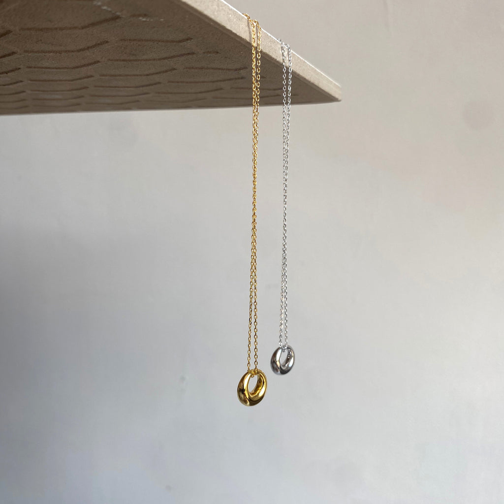 Irregular circle pendant necklace